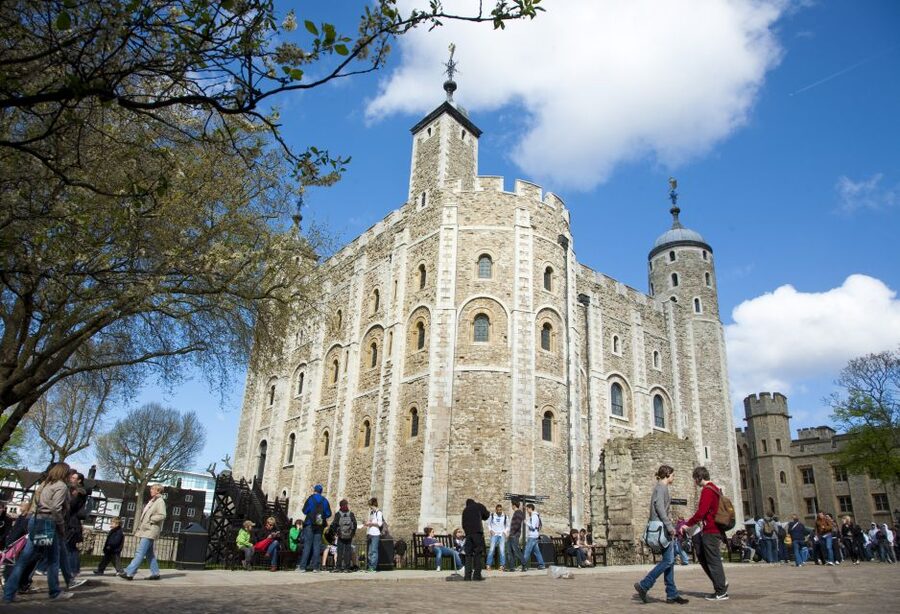 Tower of London Early Access & Beefeater Opening Ceremony - Crown Jewels at Jewel House: early entry plus shorter lines in your head