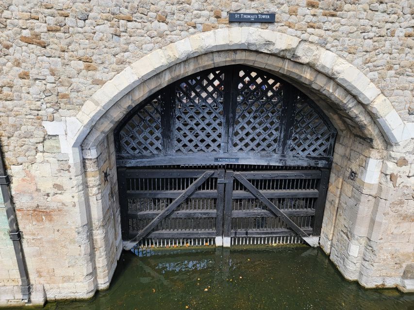 Tower of London: Early Access with Crown Jewels & Beefeaters - Meeting at the Tower of London shop, and how to find your guide fast