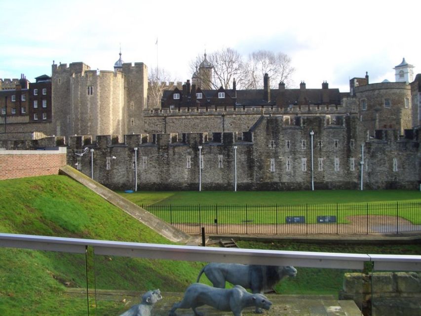 Tower of London Kid-Friendly Private Tour - Bloody Tower stories, heavy themes kept age-appropriate