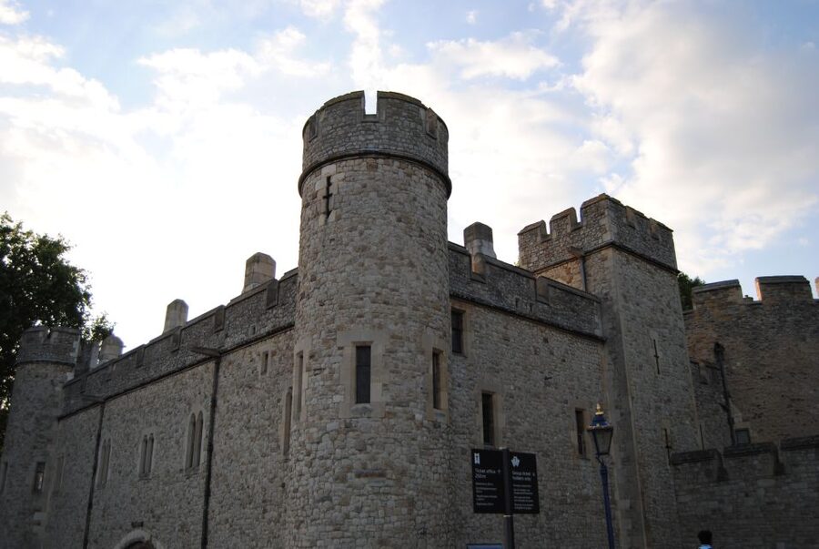 Tower of London Private Guided Tour - Weapons, armour, and unusual objects that tell a tougher story