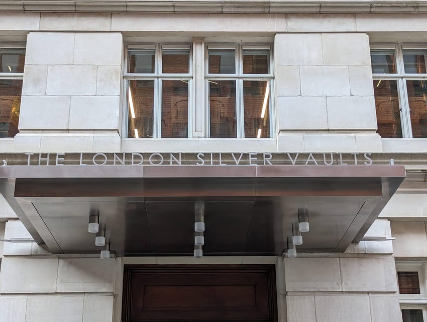 Turmoil, Templars, Oliver Twist: London's Squalor & Splendor - A 2-hour walk that stitches together Holborn’s mess and majesty