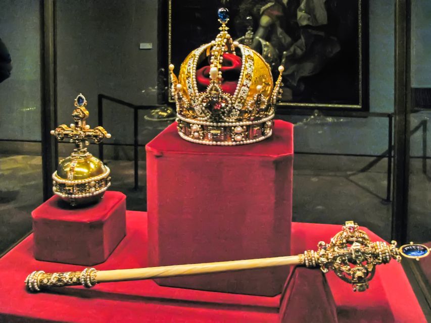 Ultimate Tower of London, Beefeater Welcome & Crown Jewels - Meeting at Starbucks, then stepping into the Tower’s world