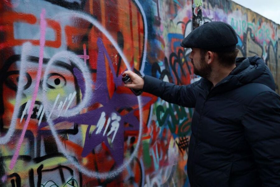 Urban Canvas: Exploring Shoreditch's Vibrant Street Art - Time, comfort, and photo strategy for 140 minutes