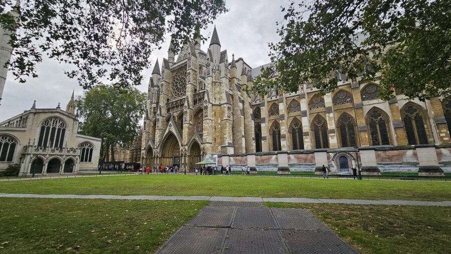 VIP Westminster Abbey & Upper Gallery and Buckingham Palace - Walking reality check: cobblestones, stairs, and weather