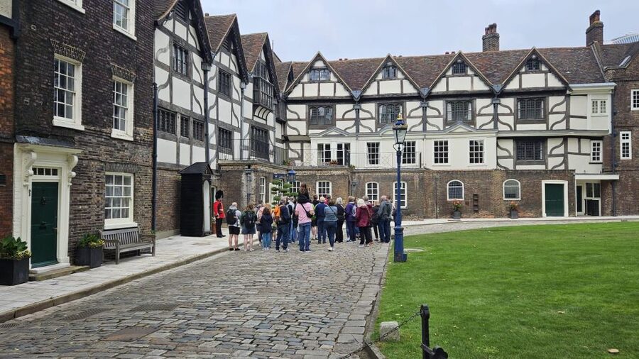 VIP Westminster Abbey & Upper Gallery and Buckingham Palace - Group size and guide style: why the small group matters