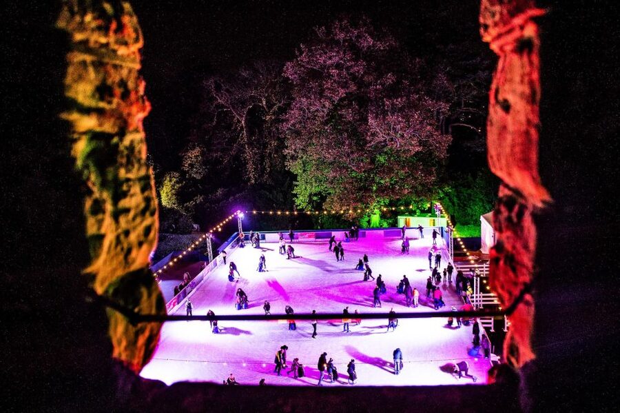 Warwick: Entry Ticket for Warwick Castle - War of the Roses live show: plan around the dates