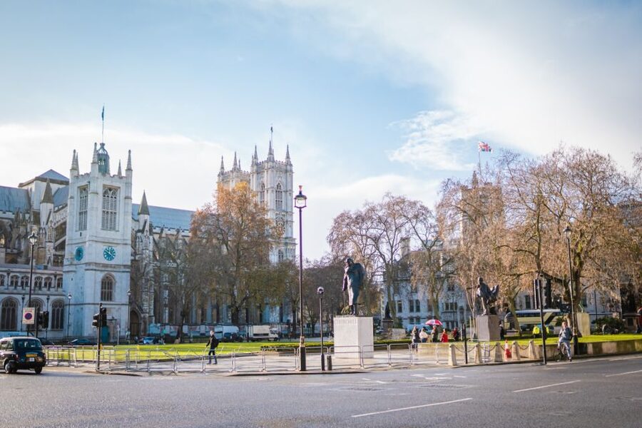 Westminster and National Gallery 3.5-Hour Tour in Italian - Westminster Abbey area, St James’s Park, and the sense of power