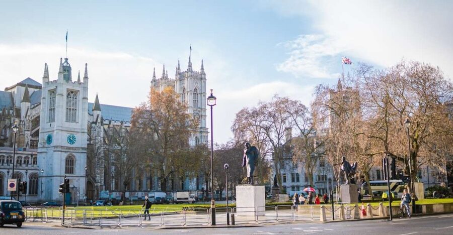 Westminster and National Gallery 3.5-Hour Tour in Italian - Where the tour starts at Caffè Nero near Westminster Tube