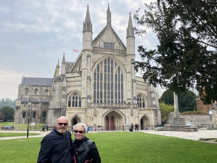 Winchester: Historic Castles and Cathedrals Walking Tour - Winchester Castle and the Great Hall Round Table moment