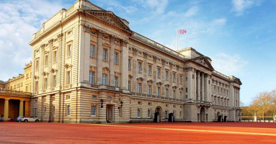 Windsor Castle and Buckingham Palace Full-Day Tour - Royal gardens near Queen Elizabeth II’s residence: views you can actually enjoy