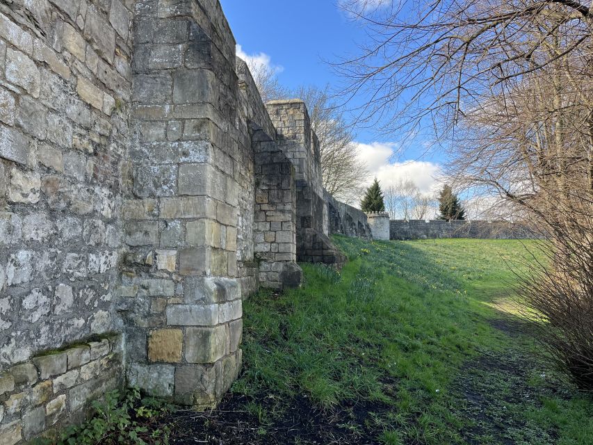 York: J&M’s City Sightseeing and History Walking Tour - Ogleforth, St Cuthbert’s House of Prayer, and the Black Swan corner mood