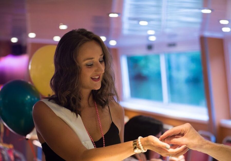 York: Party Cruise with Drink, Dinner, and DJ - Getting to Kings Staith: The Meeting Point That Matters