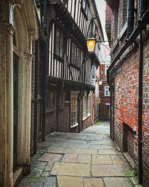 York’s Snickelways Story Walking Tour - Meeting High Petergate, finding Ross, and starting on the right foot